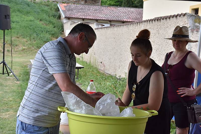 Z dětského dne v Poštovicích, odhalení znaku a vodní radovánky.