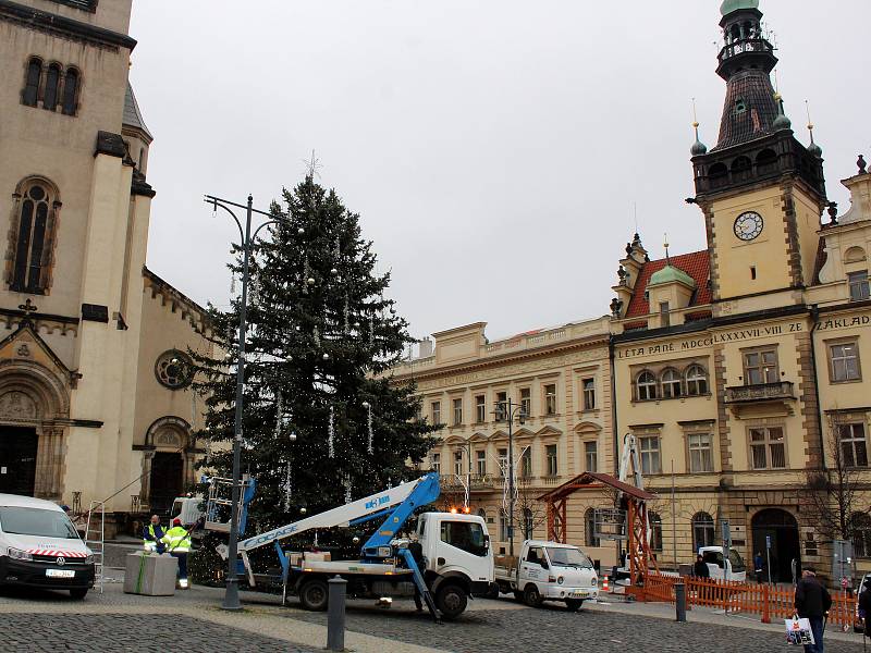 Instalace výzdoby na kladenském náměstí Starosty Pavla.