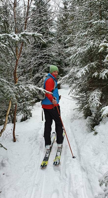 Zalyžovat si lze i bez vleku, skialpinismus má svoje neopakovatelné kouzlo. Výprava na Klínovec.