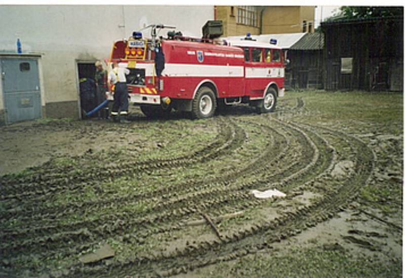 Povodně z roku 2002 v Hýskově.