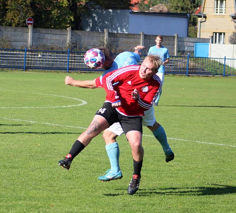 Kralupy (v modrém) v derby I. B třídy přehrály doma po obratu béčko Velvar 3:1. Pomohlo jim vyloučení Podivínského