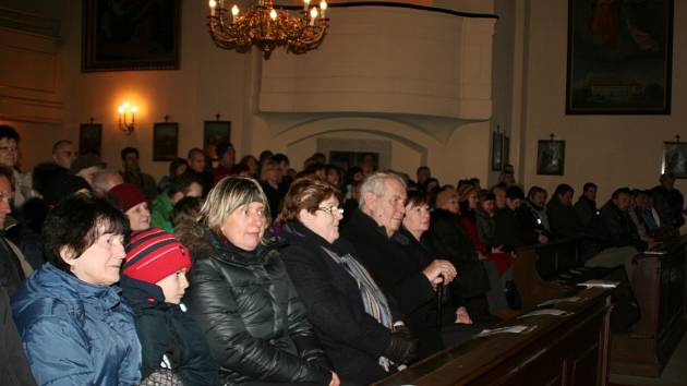 Vánočního koncertu v Lánech se zúčastnil i Zeman.
