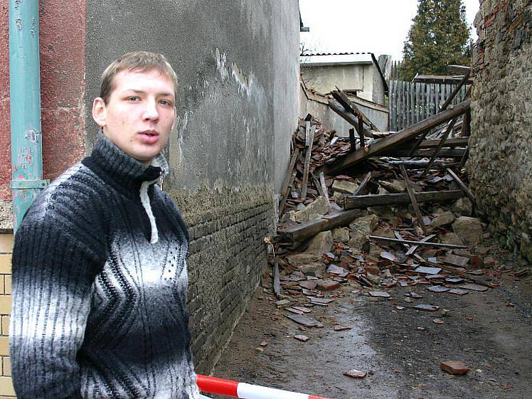 Lidé v sousedství zřícené stodoly jsou i nadále v ohrožení