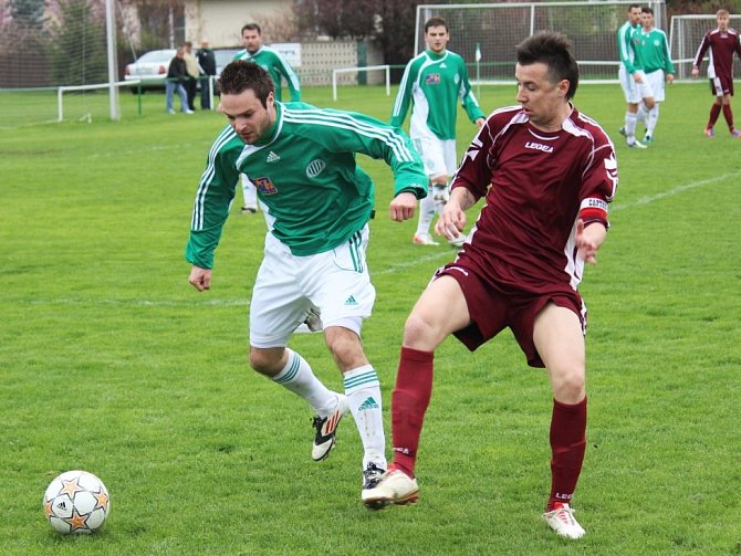 Hostouň - Slaný 3:1, vlevo domácí Tomáš Rouček, vedle Bohumil Mrština.