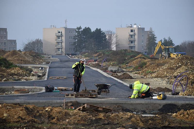 Oblouk nové sportovní haly už se vyjímá nad Slaným. Hotovo bude příští rok.