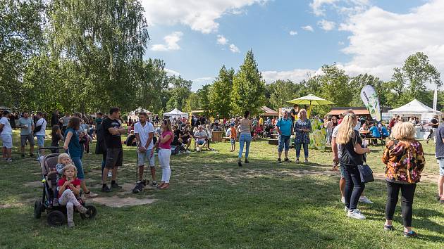 Historicky 1. ročník street food festivalu Velvary na talíři přivedl v sobotu do velvarského Učka v areálu Malovarského rybníku mistry světové gastronomie.