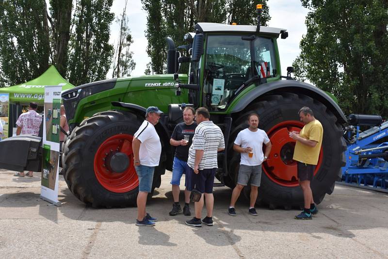 Den otevřených dveří a polní den na farmě.