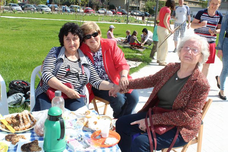 Sousedský piknik přilákal desítky lidí, k ochutnání byla na náměstí Jana Masaryka spousta dobrot.