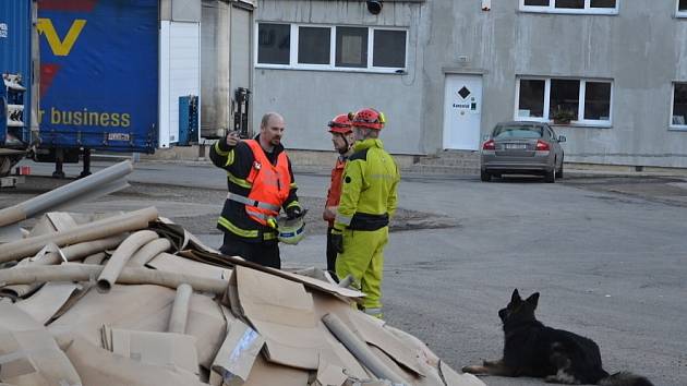 Zásah hasičů a kynologů při zborcení budovy v Knovízi