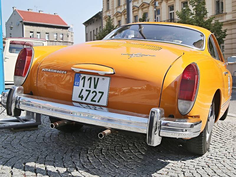 Výstava veteránů na náměstí Starosty Pavla v Kladně, před startem sobotní etapy // 2. ročník Veteran rallye Kladno