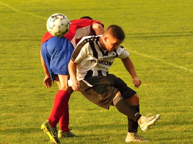 Vysoká (v červeném) přivítala nováčka Baník Švermov, který hrál hodinu o deseti, přesto vyhrál 3:0.