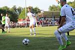 Velvary (v zeleném) prohrály v MOL Cupu s Hradcem Králové 0:1. Tenhle zásah Mikera ještě neplatil pro ofsajd. A byl rukou