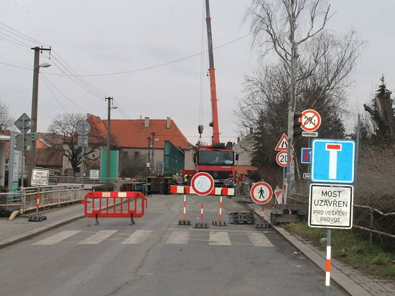 Zahájení opravy mostu přes Bakovský potok ve Velvarech, počátek února 2018