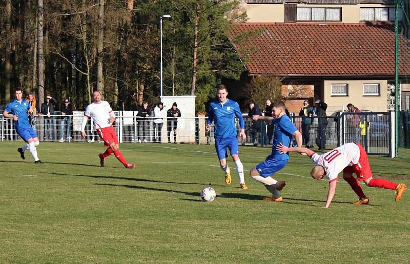 Doksy (v modrém) vybojovaly cennou výhru 3:0 nad Tuchlovicemi.