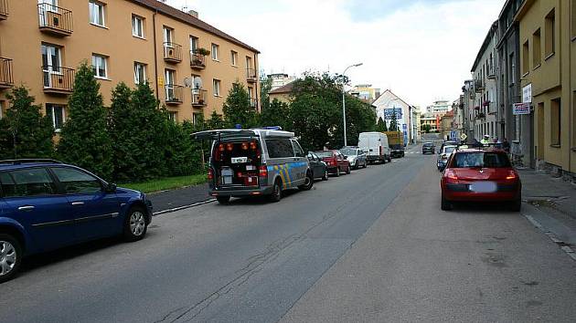 Dítě vyběhlo zpoza modrého renaultu stojícího na snímku u levého chodníku