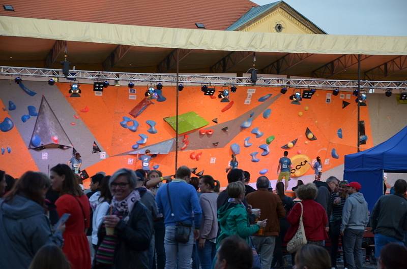 Rožnění býka a bouldering ve Slaném.