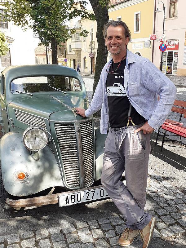 Radek Březina z Velké Dobré se ze své Pragy Piccolo raduje teprve krátce. Vůz z roku 1938 i tak ještě čekají hodiny práce na dílně.