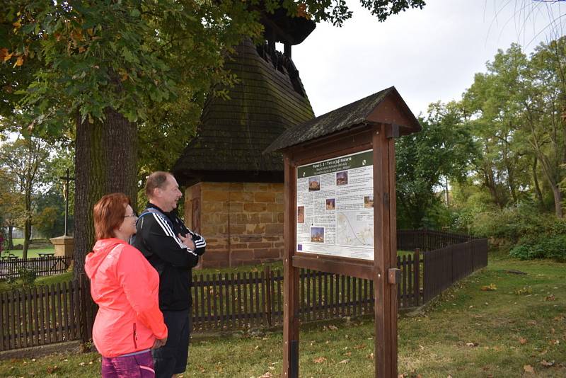 Turisté si vyšlápli za dřevěnými zvoničkami v okolí Slaného.