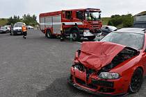 Ve Slaném se na silnici I/7 srazila čtyři auta, pět lidí se zranilo.