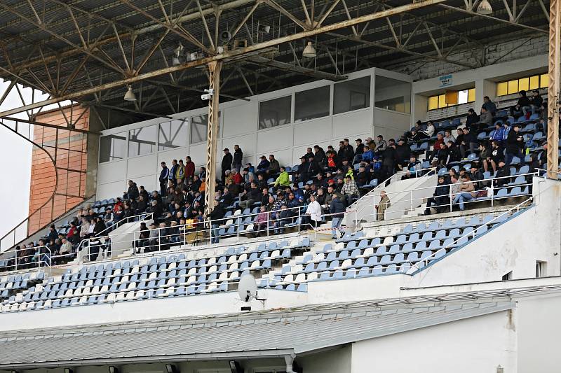 Derby v di vizi ovládlo Kladno (v bílém), doma porazilo Slaný 4:1.