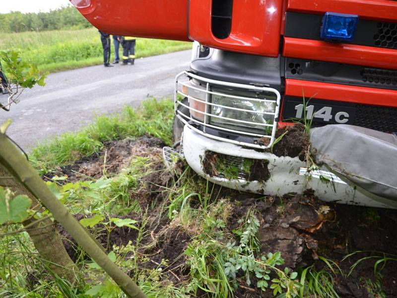 Nehoda mezi Novou Studnicí a Kačicí kde se střetly hasičský vůz a osobní auto.