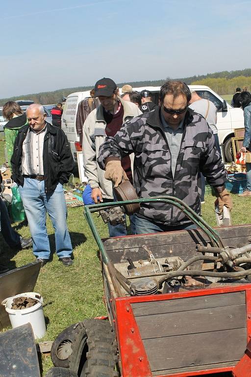 Motoburza a burza starožitností na letišti ve Velké Dobré