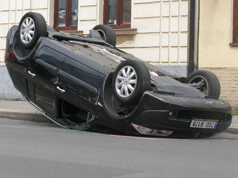 Nehoda se stala v ulici Gen. Klapálka. Provoz zde musela odklánět policie.