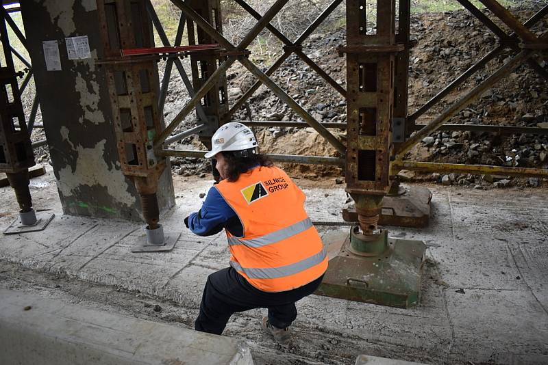 Zpevňování tělesa mostu v Netovicích pod silnicí I/7.