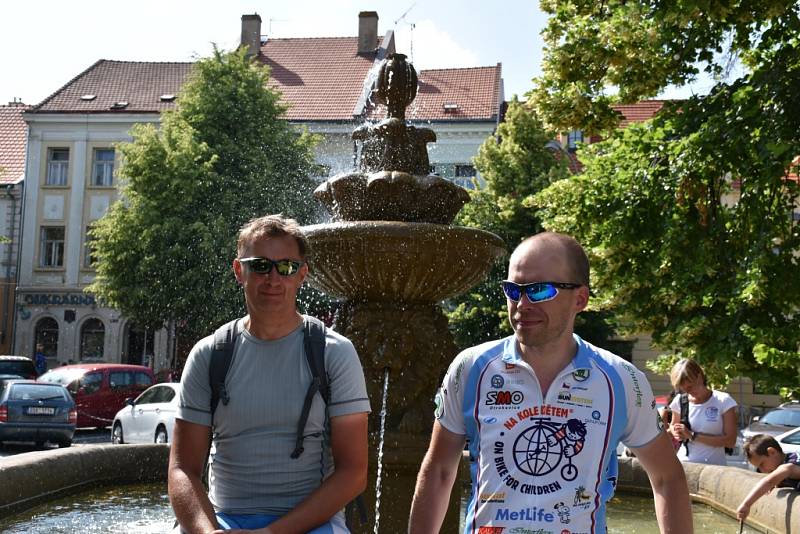 Již podeváté projíždí peloton cyklistické akce Na kole dětem, která pomůže onkologicky nemocných dětí, naší republikou.