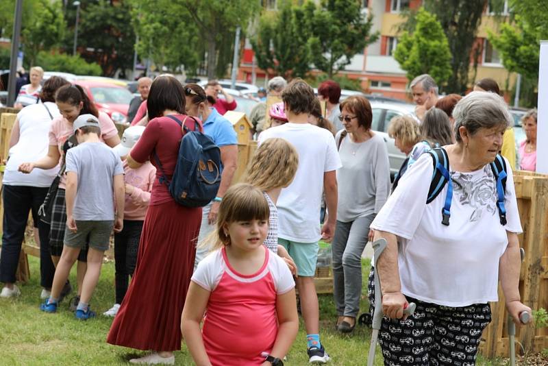 Ze slavnostního otevření komunitní zahrady na Václaváku v Kročehlavech.