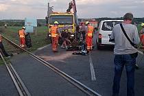 Úterní tragická nehoda motocyklu na kolejích nedaleko Velvar.
