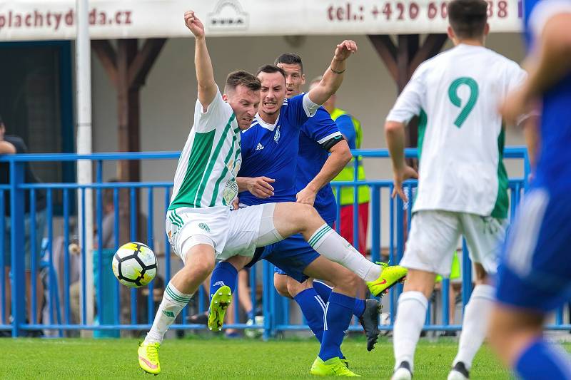 MOL Cup: Slaný (v modrém) - Hostouň 1:2 po prodloužení. Hájka atakuje Jaráb