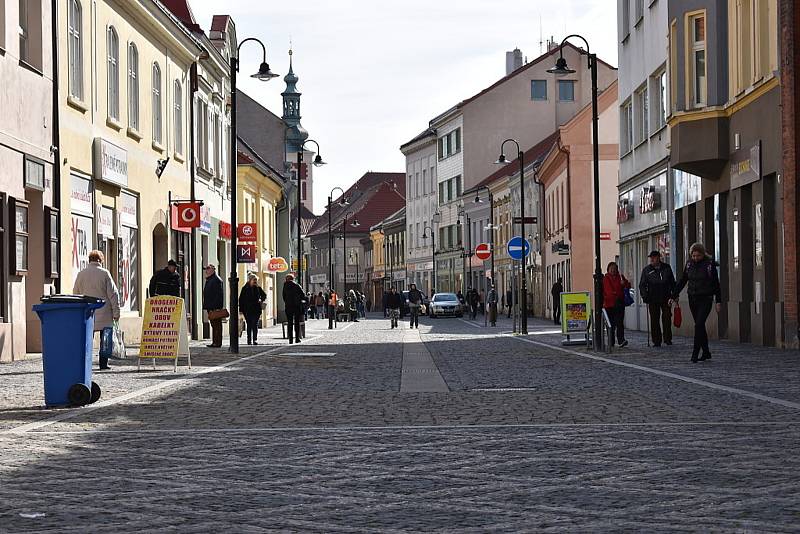 První den karantény v ulicích Slaného.