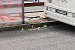 Autobus ve Slaném smetl zastávku, jeden chlapec zemřel.
