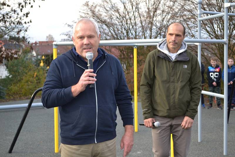 Ze slavnostního otevření parkourového a workoutového hřiště.