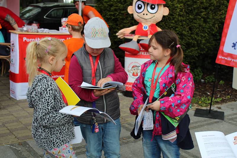 Při oslavách Dne linky 155 si děti mohly prohlédnout vozidla záchranářů, zhlédly také naučné představení zaměřené na záchranu života.