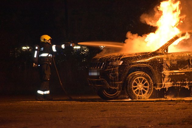 Na sídlišti ve Slaném v noci hořel Jeep.