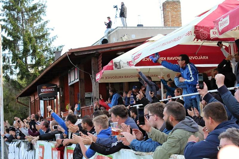 Fotbalová bomba tikala ve Velvarech, domácí ji ale neodpálili úplně a Slavia zápas o postup do osmifinále MOL Cupu zachránila. Vyhrála 4:2.