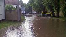 Záplava po nedělní bouřce ve Velvarech