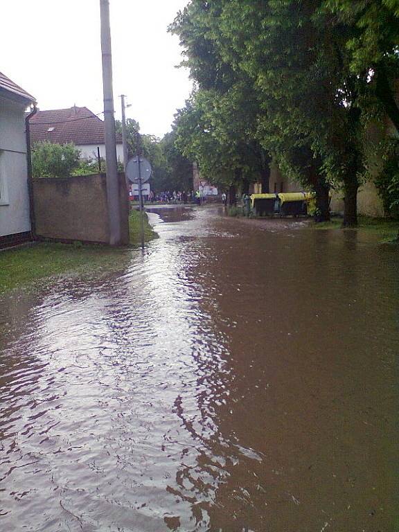 Záplava po nedělní bouřce ve Velvarech