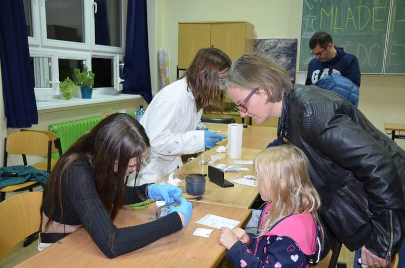 Noc vědců přivedla na půdu slánského gymnázia zasvěcené i veřejnost.