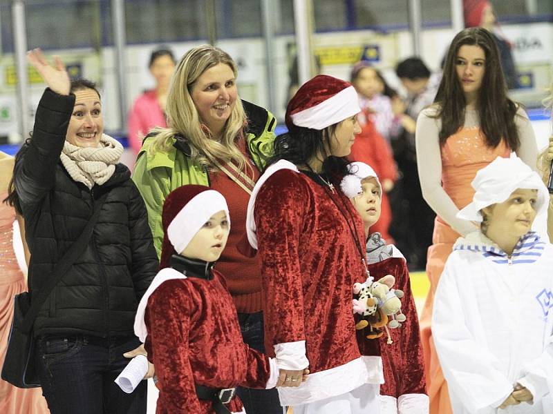 V peřině. Lední revue na podpořila Nadaci na transplantace kostní dřeně. Kladno, 15. 12. 2012