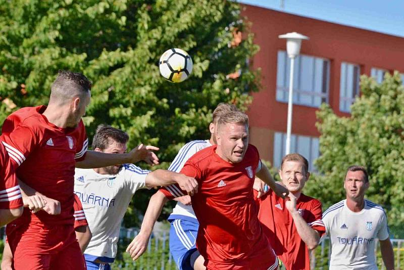 Slaný (v bílém) přehrálo 1:0 Libušín a poslalo ho o soutěž níž.