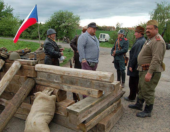 Poslední den války v Brandýsku předvedli v pátek Na Rovinách členové klubů válečné historie.