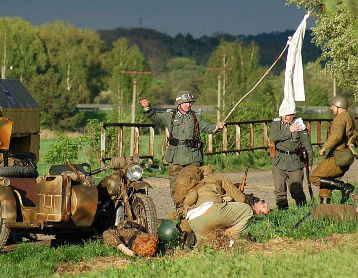 Poslední den války v Brandýsku předvedli v pátek Na Rovinách členové klubů válečné historie.