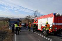 U Smečna havaroval autobus a dvě osobní auta.