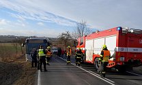U Smečna havaroval autobus a dvě osobní auta.
