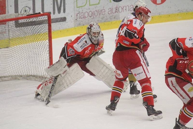 Prostějov (v červeném) podlehl v šestém čtvrtfinálovém utkání Kladnu 3:4 v prodloužení