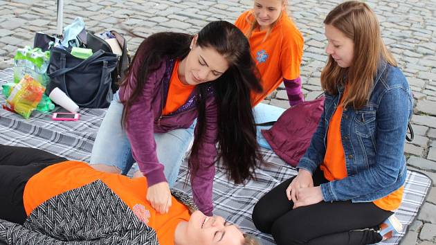 DĚTI SE MOHLY od studentek zdravotnické školy z kroužku první pomoci naučit, jak zachránit lidský život.