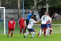 SK Kladno (v bílém) vydřelo dva body v derby v Novém Strašecí za výhru 3:2 na penalty. 